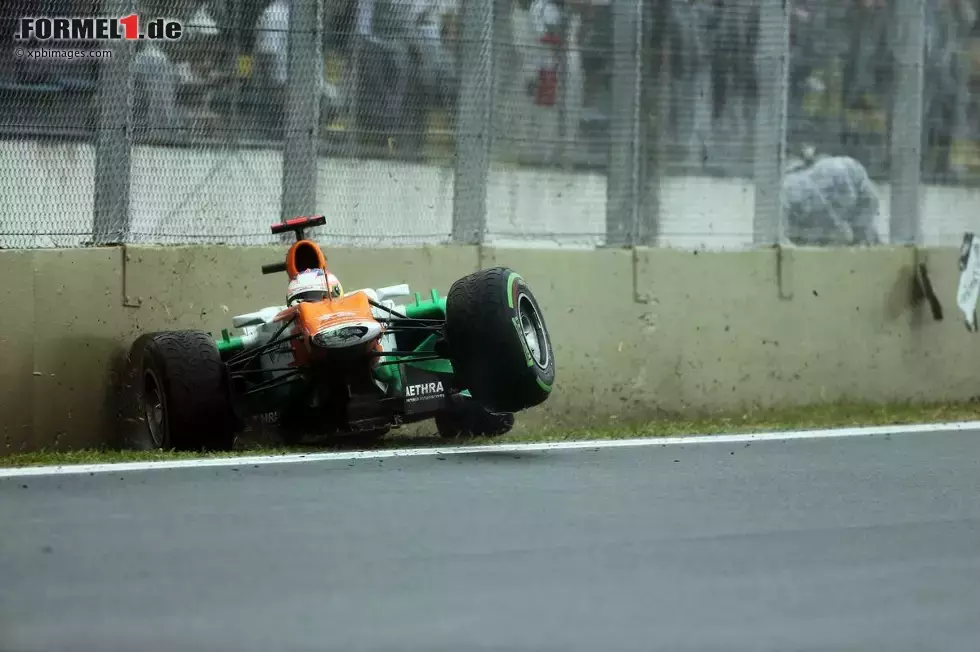 Foto zur News: Paul di Resta (Force India) sorgt mit seinem Unfall für ein Ende des Rennene hinter dem Safety-Car