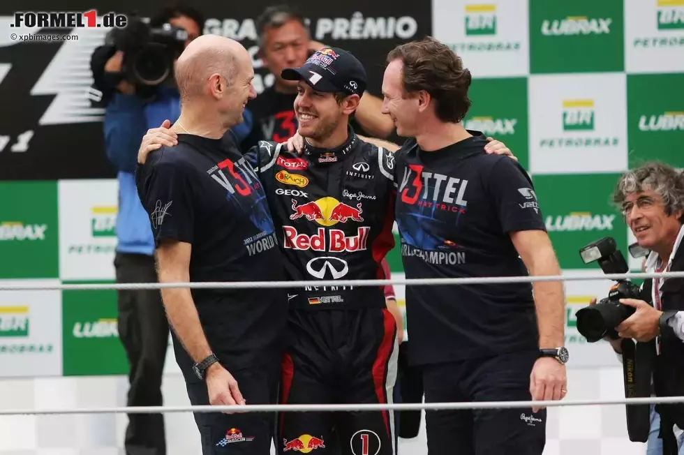 Foto zur News: Sebastian Vettel (Red Bull), Adrian Newey (Technischer Direktor, Red Bull) und Christian Horner (Red-Bull-Teamchef)