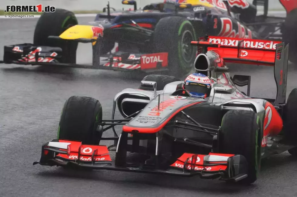 Foto zur News: Jenson Button (McLaren) und Mark Webber (Red Bull)