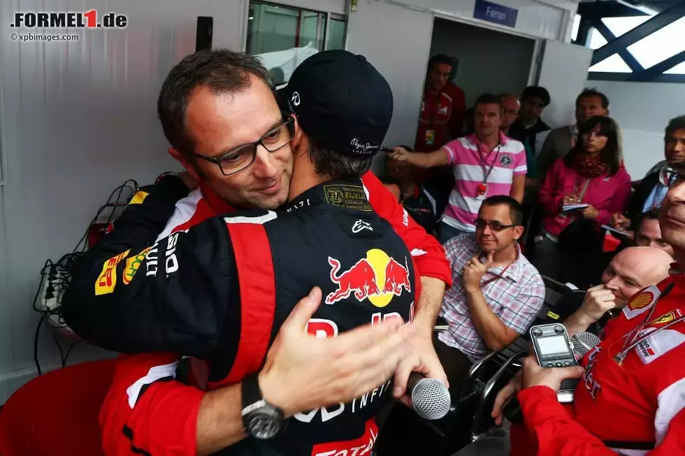 Foto zur News: Sebastian Vettel (Red Bull) und Stefano Domenicali (Ferrari-Teamchef)