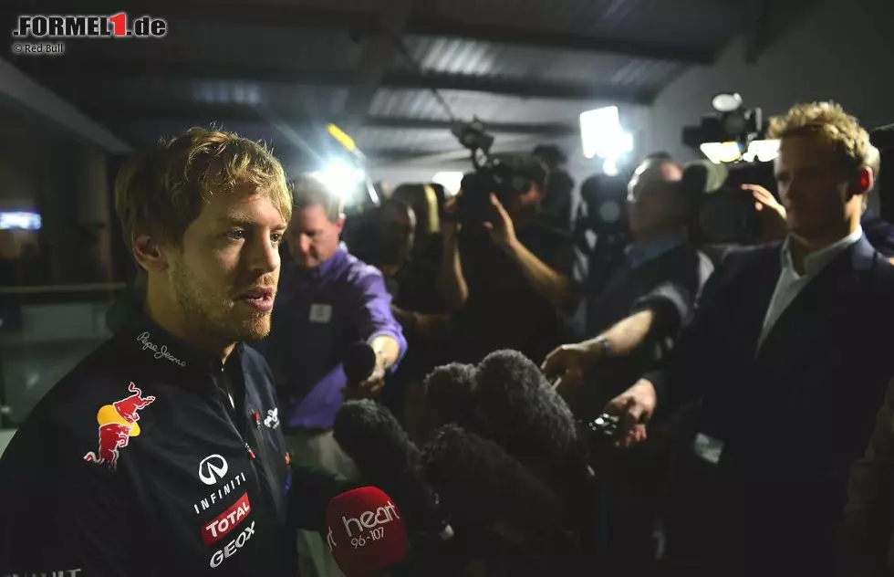 Foto zur News: Die Presse scharrt sich um Sebastian Vettel