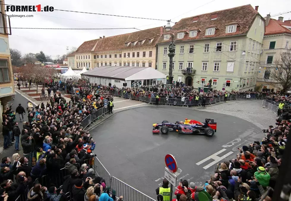 Foto zur News: Sebastian Vettel fährt mit seinem Red Bull durch die Straßen von Graz