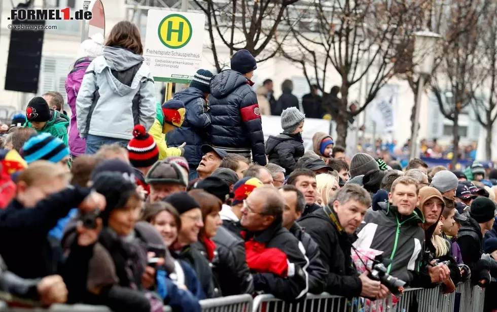 Foto zur News: Die Fans kämpfen um den besten Überblick