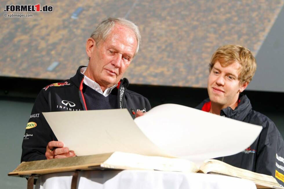 Foto zur News: Helmut Marko (Red-Bull-Motorsportchef) und Sebastian Vettel (Red Bull) tragen sich ins Goldene Buch der Stadt Graz ein