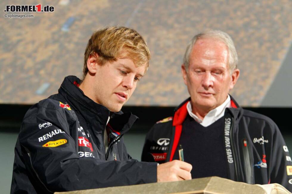 Foto zur News: Sebastian Vettel (Red Bull) und Helmut Marko (Red-Bull-Motorsportchef) tragen sich ins Goldene Buch der Stadt Graz ein