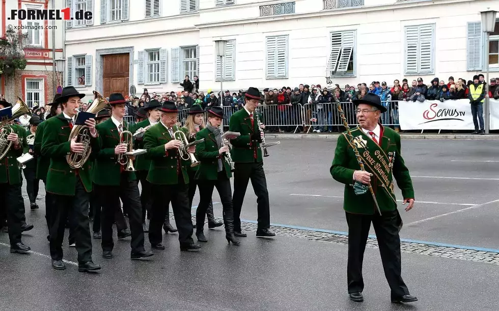 Foto zur News: Auch eine Musikkapelle erweist Sebastian Vettel die Ehre