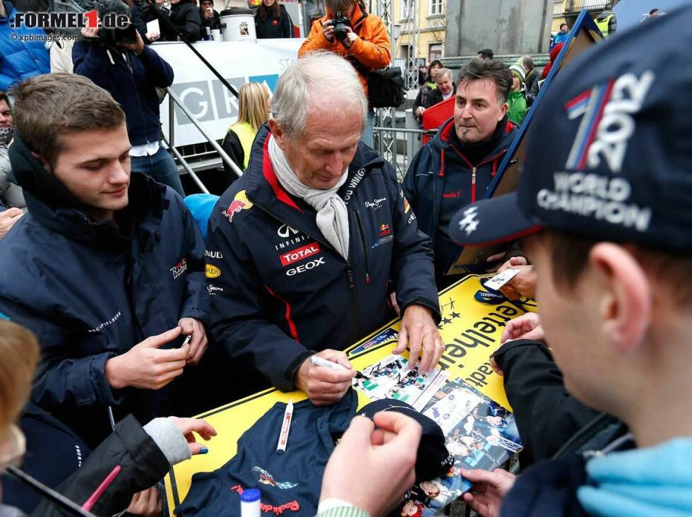 Foto zur News: Helmut Marko (Red-Bull-Motorsportchef) gibt Autogramme