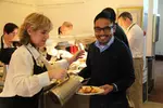 Foto zur News: Auch Geschäftsführer Riad Asmat muss sich das Essen selbst vom Buffet abholen