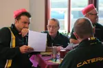 Foto zur News: Caterham-Mitarbeiter unterhalten sich