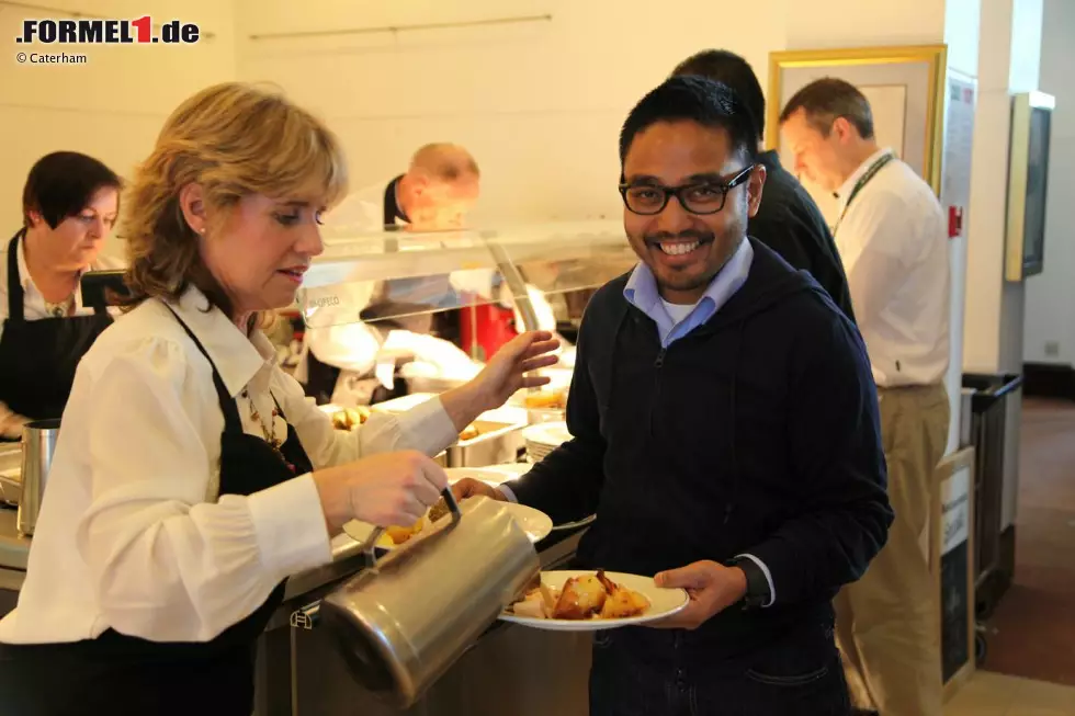 Foto zur News: Auch Geschäftsführer Riad Asmat muss sich das Essen selbst vom Buffet abholen