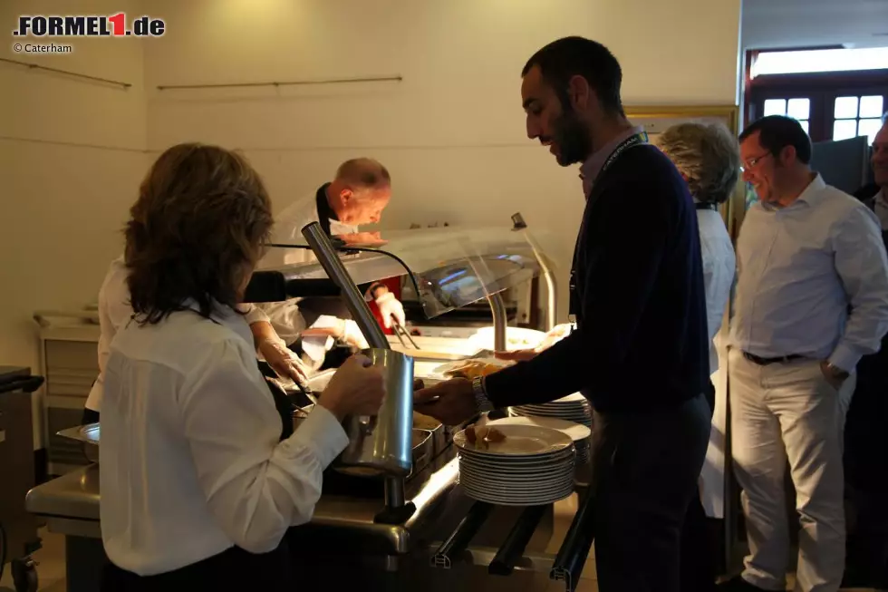 Foto zur News: Auch Teamchef Cyril Abiteboul muss sich das Essen selbst vom Buffet abholen