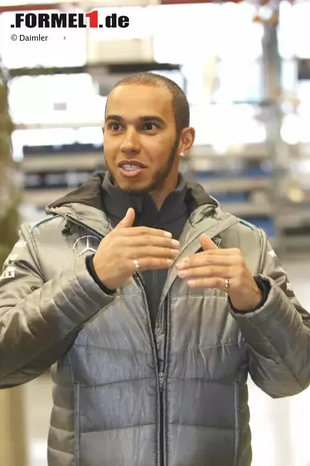 Foto zur News: Lewis Hamilton diskutiert angeregt während seines Antrittsbesuchs in Stuttgart