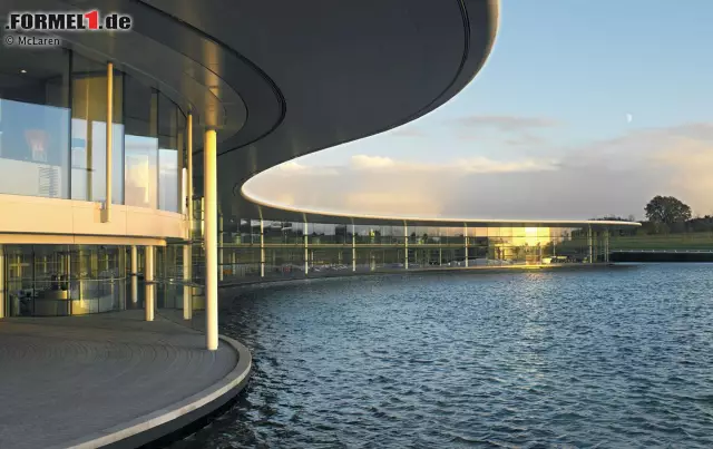 Foto zur News: Vor der Tür gibt es einen eigenen See. Schwimmen dürfen die Mitarbeiter aber nur im hauseigenen Indoor-Pool.