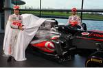 Foto zur News: Sergio Perez (McLaren) und Jenson Button (McLaren)