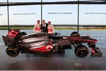 Foto zur News: Jenson Button (McLaren), Martin Whitmarsh und Sergio Perez (McLaren)