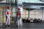 Foto zur News: Jenson Button (McLaren) und Sergio Perez (McLaren)