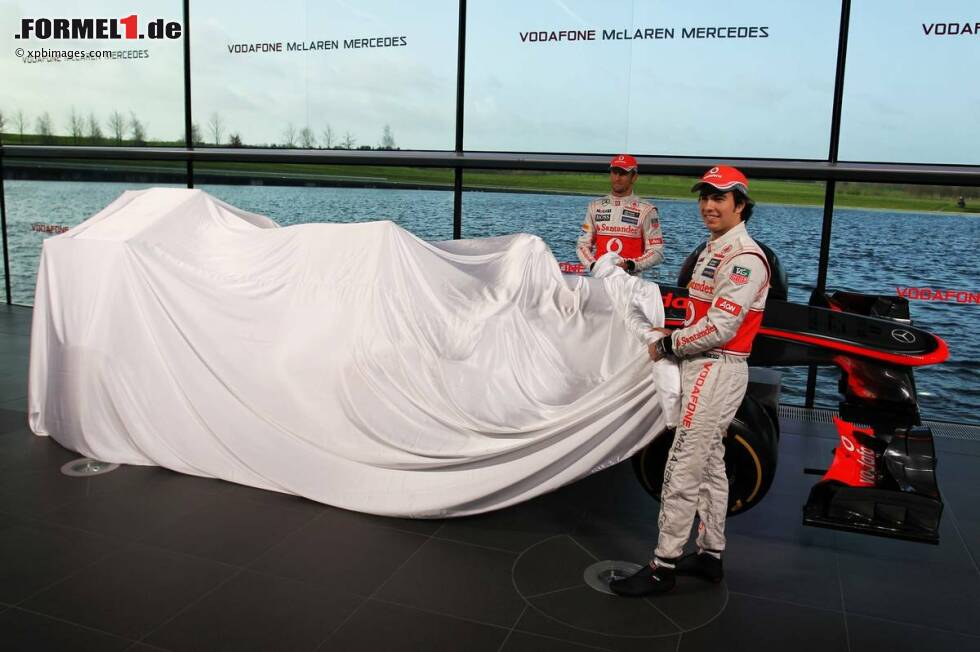 Foto zur News: Sergio Perez (McLaren) und Jenson Button (McLaren)