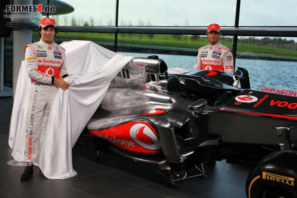 Foto zur News: Sergio Perez (McLaren) und Jenson Button (McLaren)