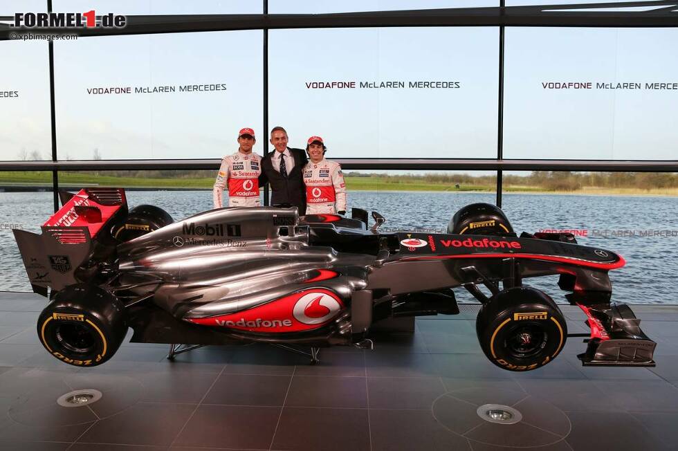 Foto zur News: Jenson Button (McLaren), Martin Whitmarsh und Sergio Perez (McLaren)