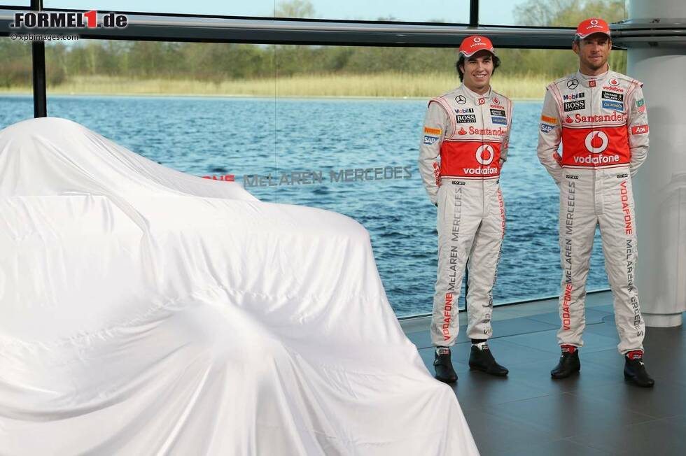 Foto zur News: Sergio Perez (McLaren) und Jenson Button (McLaren)