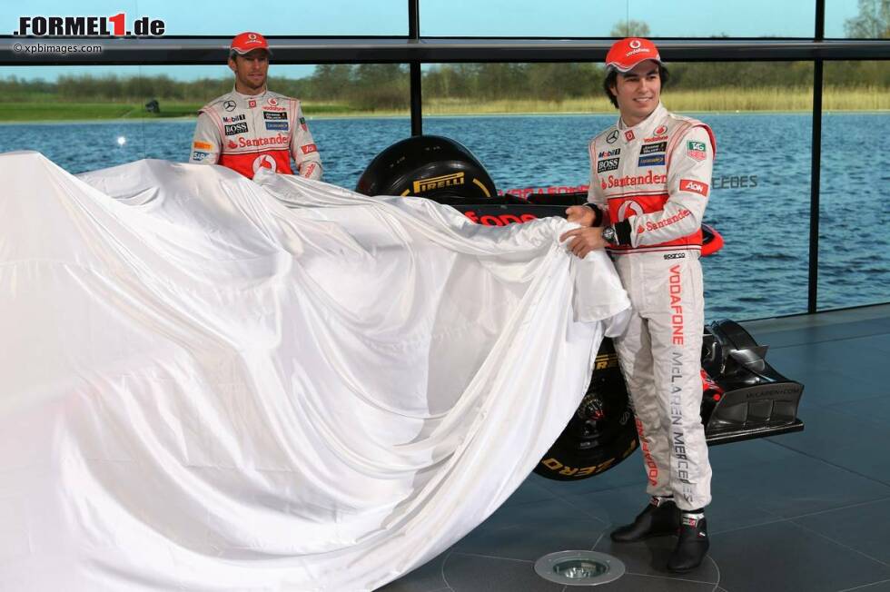 Foto zur News: Sergio Perez (McLaren) und Jenson Button (McLaren)