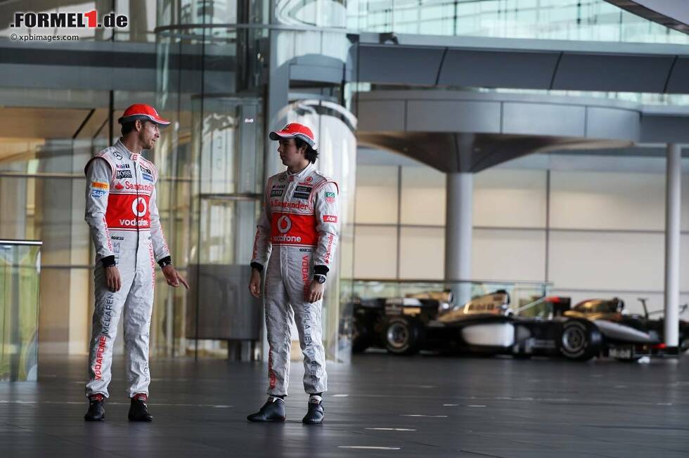 Foto zur News: Jenson Button (McLaren) und Sergio Perez (McLaren)