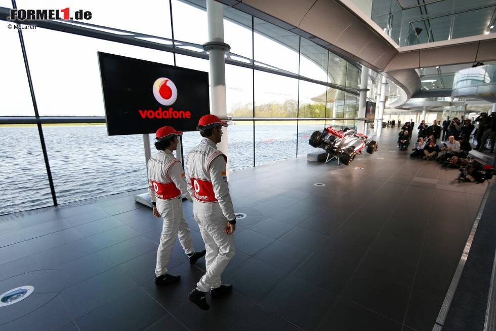 Foto zur News: Jenson Button (McLaren) und Sergio Perez (McLaren)