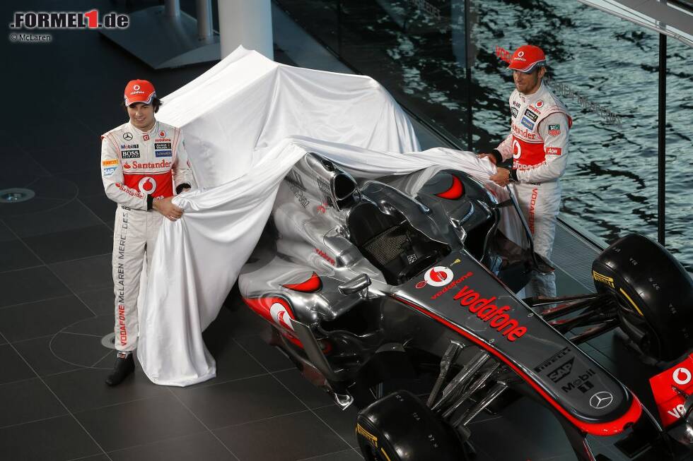 Foto zur News: Sergio Perez (McLaren) und Jenson Button (McLaren)