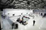 Gallerie: Red-Bull-Fabrik in Milton Keynes: Der Workshop, wo die Autos vor dem Rennen zusammengebaut und nach dem Rennen zerlegt werden
