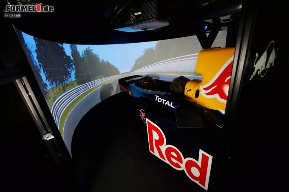 Foto zur News: Red-Bull-Fabrik in Milton Keynes: Simulator