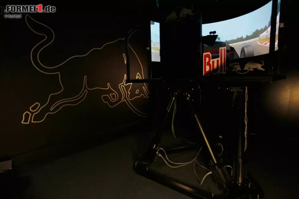 Foto zur News: Red-Bull-Fabrik in Milton Keynes: Der Simulator steht auf einem beweglichen Aufbau, durch dessen Bewegungen manche Fahrer seekrank werden (zum Beispiel Michael Schumacher)