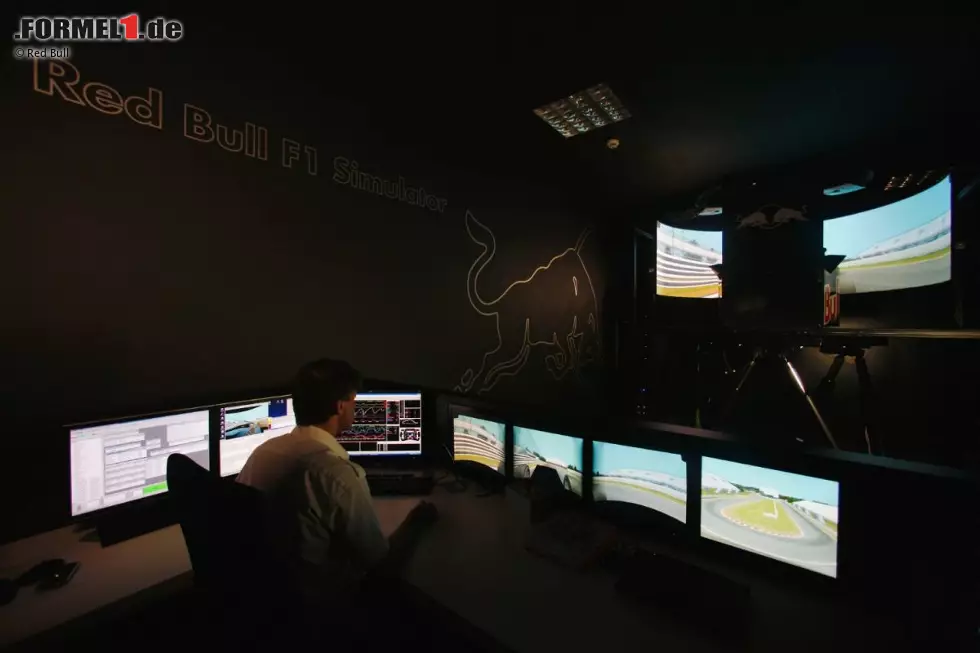 Foto zur News: Red-Bull-Fabrik in Milton Keynes: Ein Ingenieur überwacht die Daten des Simulators in Echtzeit