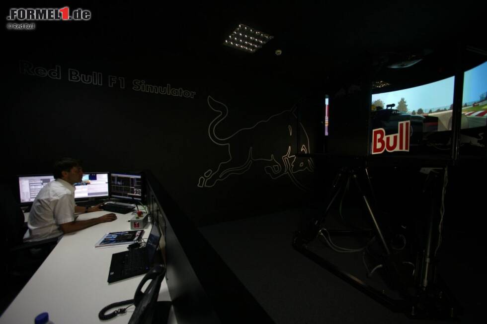 Foto zur News: Red-Bull-Fabrik in Milton Keynes: Ein bisschen gleicht der Simulator einem NASA-Kontrollraum