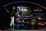 Foto zur News: Mark Webber (Red Bull) und Sebastian Vettel (Red Bull) enthüllen den RB9