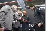 Foto zur News: Ross Brawn, Nick Fry und Toto Wolff mit Lewis Hamilton (Mercedes)