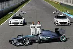 Foto zur News: Lewis Hamilton (Mercedes) und Nico Rosberg (Mercedes) mit dem F1 W04