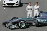 Foto zur News: Lewis Hamilton (Mercedes) und Nico Rosberg (Mercedes) mit dem F1 W04