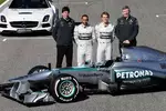 Foto zur News: Toto Wolff, Lewis Hamilton, Nico Rosberg und Ross Brawn (Mercedes) mit dem F1 W04