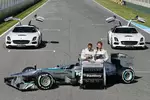 Foto zur News: Lewis Hamilton (Mercedes) und Nico Rosberg (Mercedes) mit dem F1 W04