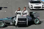 Foto zur News: Lewis Hamilton (Mercedes) und Nico Rosberg (Mercedes) mit dem F1 W04