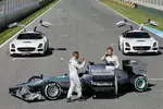 Foto zur News: Lewis Hamilton (Mercedes) und Nico Rosberg (Mercedes) fotografieren den F1 W04 mit ihren neuen Handys