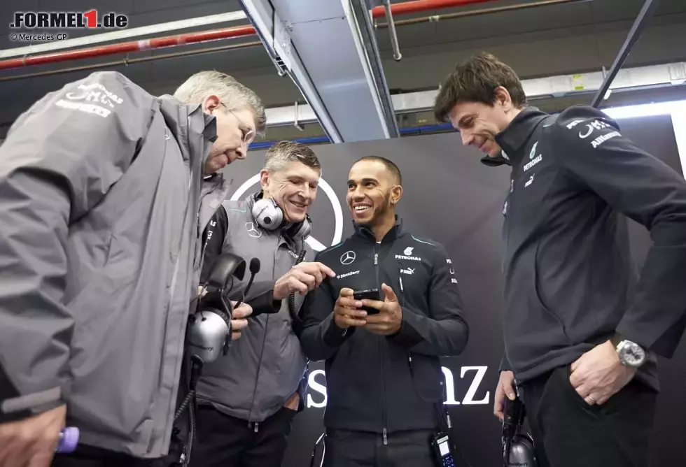 Foto zur News: Ross Brawn, Nick Fry und Toto Wolff mit Lewis Hamilton (Mercedes)