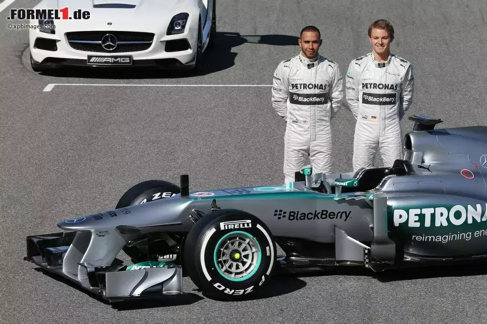 Foto zur News: Lewis Hamilton (Mercedes) und Nico Rosberg (Mercedes) mit dem F1 W04