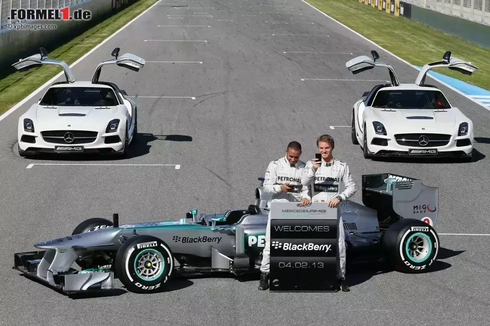 Foto zur News: Lewis Hamilton (Mercedes) und Nico Rosberg (Mercedes) mit dem F1 W04