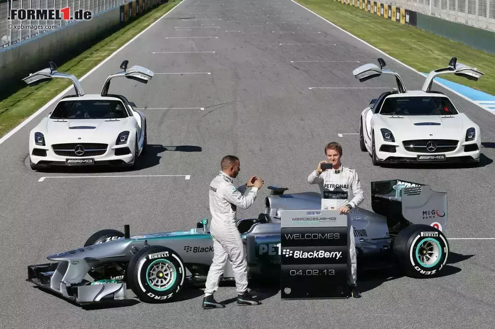 Foto zur News: Lewis Hamilton (Mercedes) und Nico Rosberg (Mercedes) fotografieren den F1 W04 mit ihren neuen Handys