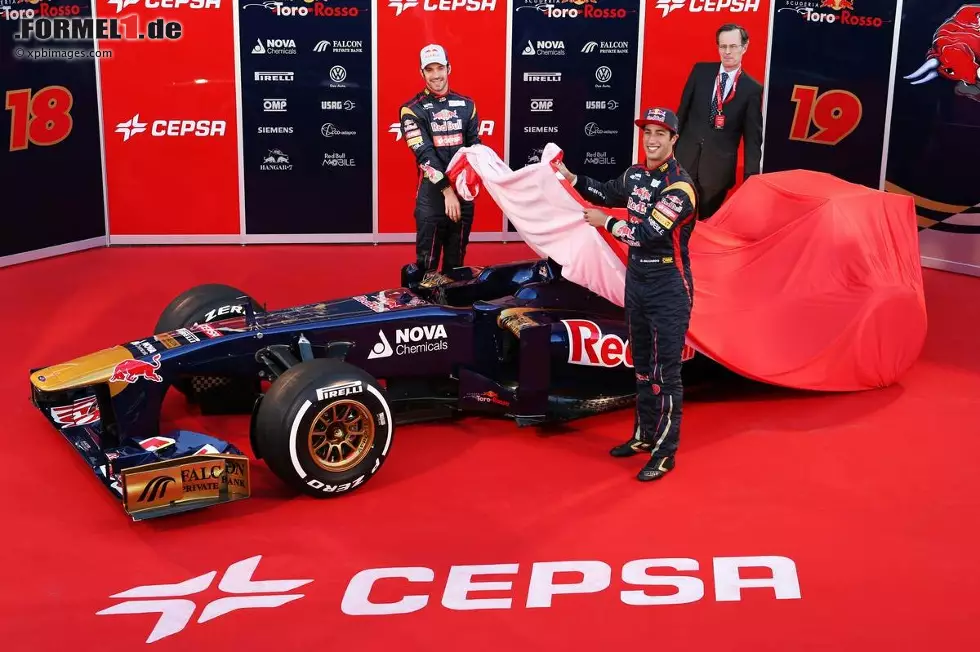 Foto zur News: Jean-Eric Vergne (Toro Rosso) und Daniel Ricciardo (Toro Rosso) mit dem STR8