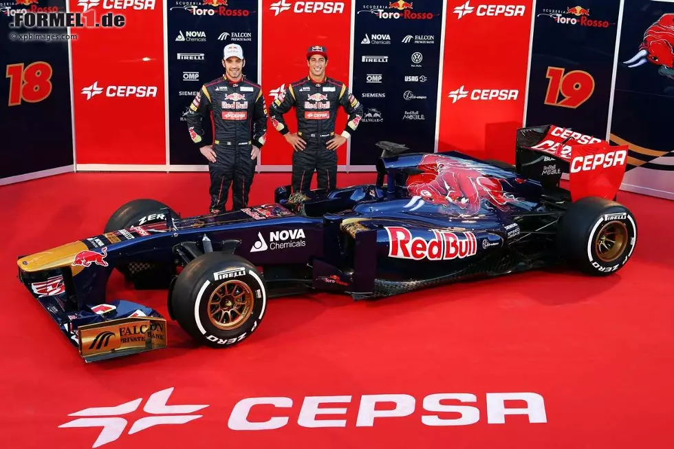 Foto zur News: Jean-Eric Vergne (Toro Rosso) und Daniel Ricciardo (Toro Rosso) mit dem STR8