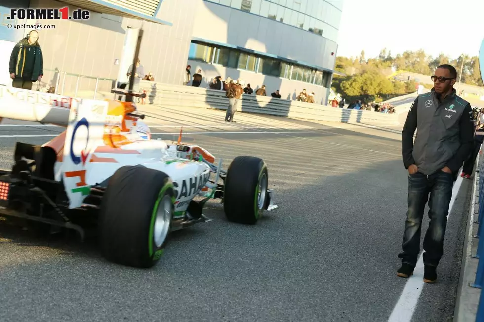 Foto zur News: Lewis Hamilton (Mercedes) und Paul di Resta (Force India)