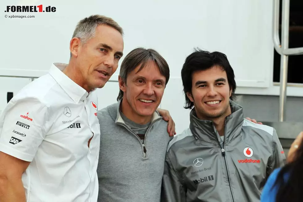 Foto zur News: Martin Whitmarsh, Manager Adrian Fernandez und Sergio Perez (McLaren)