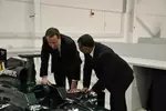 Foto zur News: David Cameron und Tony Fernandes (Caterham)